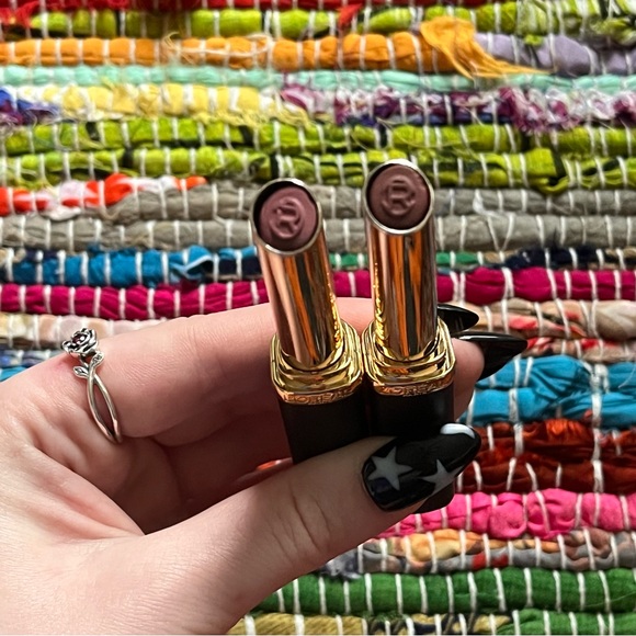 L'Oreal Paris Colour Riche Voluminous Matte Lipstick bundle - Picture 3 of 4